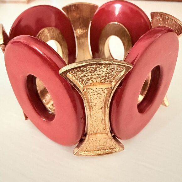 70s Vintage Red Resin / Goldtone Metal Stretch Statement Bracelet Modernist - Picture 8 of 11
